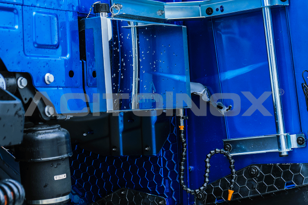 Water tank with flexible tube | DAF XG+