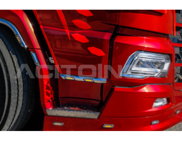 Cab steps with backlit Daf writing | DAF XG+, XG