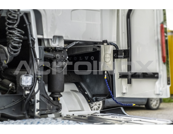 Tanica acqua sotto cabina con tubo flessibile | Volvo FH AERO